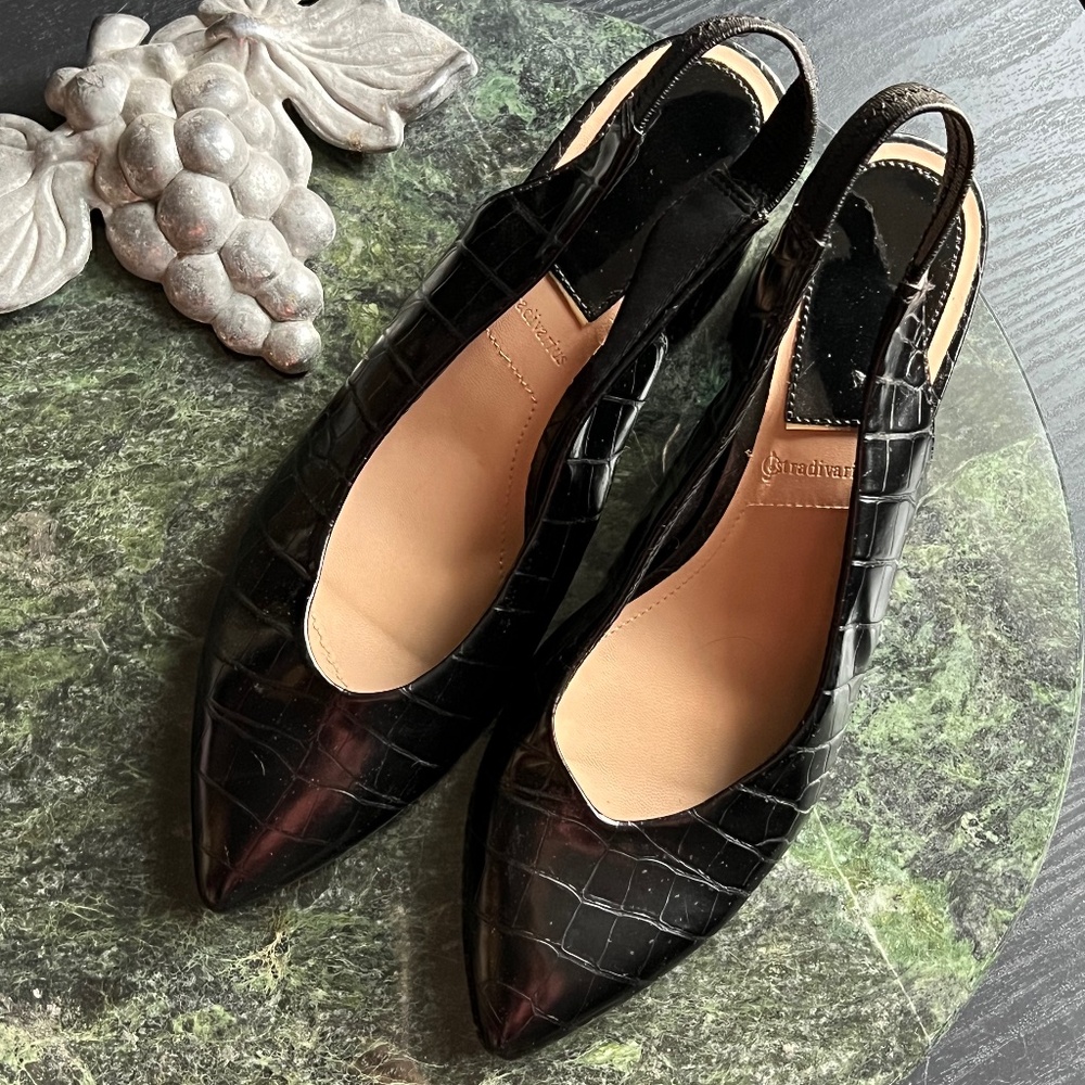 LAST CHANCE Pointy toe crocodile embossed block heel slingback